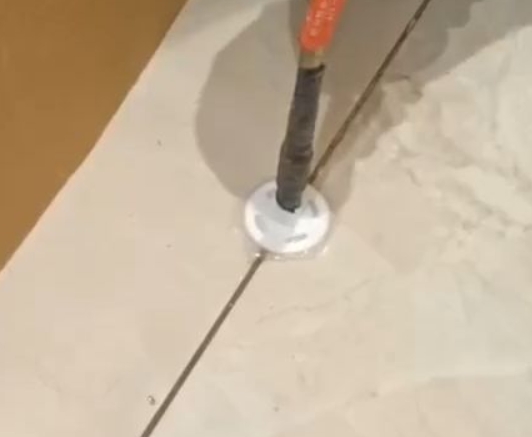 南阳瓷砖空鼓维修公司专业解答瓷砖在铺贴过程中，如果没有涂抹均匀到位的粘结材料（如水泥砂浆或瓷砖胶），可能会导致以下问题