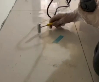 南阳瓷砖开裂维修公司专业分享瓷砖在铺贴前如果没有沥干水分，将会导致以下问题